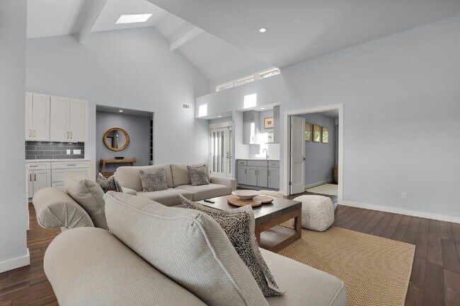 Building Photo - "Coastal Comfort Awaits: Spacious 3-Bed, 3-Bath Furnished Retreat in Moss Creek on the Marsh!"