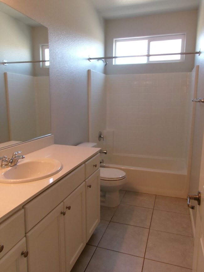 Building Photo - Beautiful 4 bedroom, 2-1/2 bath home in Wingfield Springs