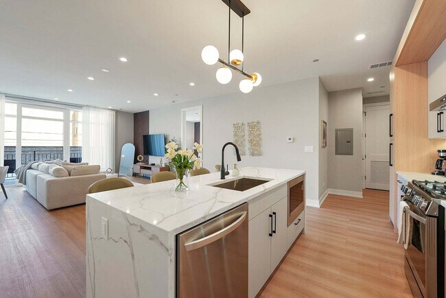 Building Photo - 2344 W Polk St