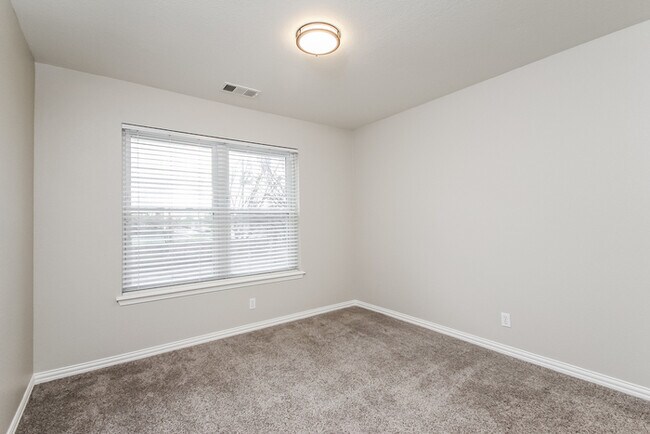 Building Photo - 820 N Willow Ave