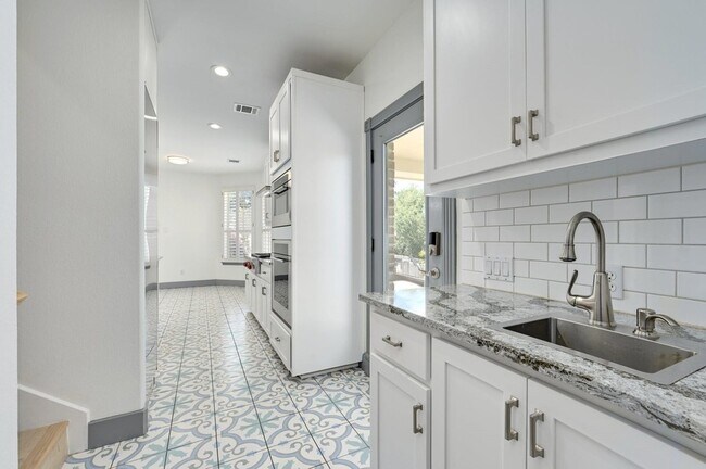 Building Photo - 10011 Brightling Ln