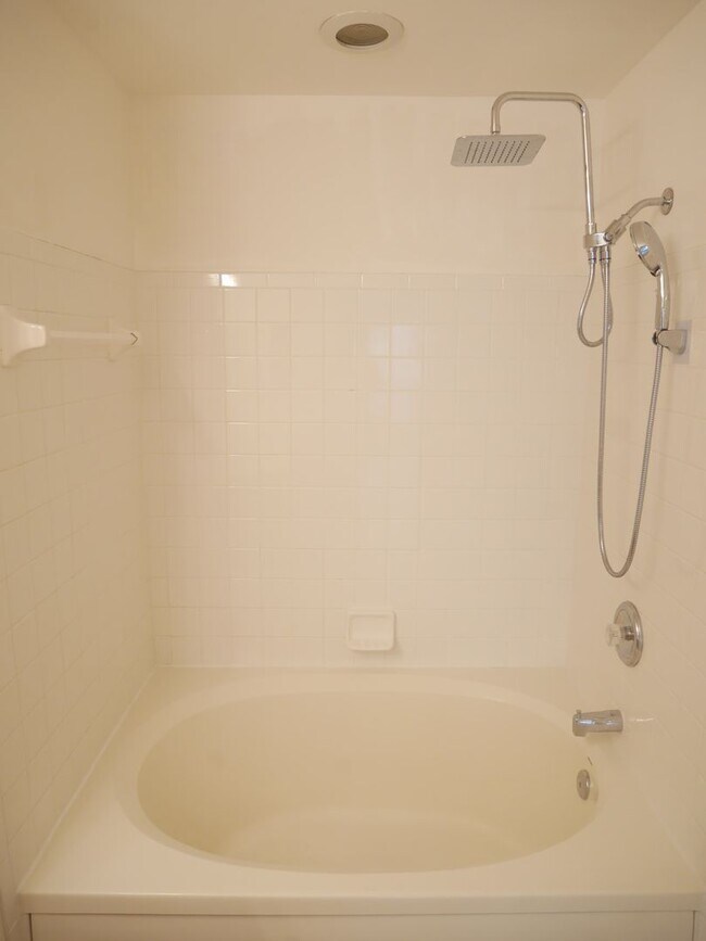 Building Photo - Spacious 2nd Floor Condo in Russett – Prime Laurel Location!