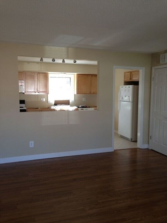 Building Photo - Spacious 3Bed/2Bath