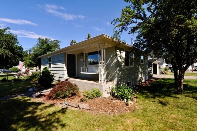 Building Photo - Charming 2 bed 1 bath bungalow with 2nd living room
