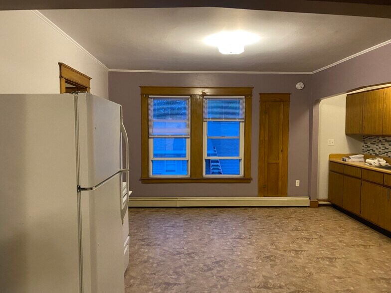 Kitchen - 181 Webber Ave