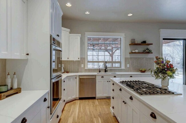 Building Photo - Beautiful home perfect for entertaining