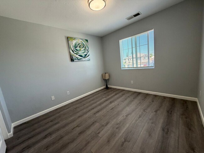 Building Photo - AVAILABLE NOW! LEASE TODAY! 4 Bedroom 3 Bath Elk Grove Home with Bonus Room!