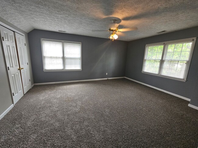 Building Photo - 4 Bedroom, 2.5 Bath Home Located in the Es...