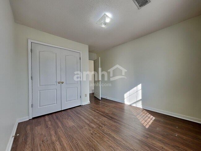 Building Photo - 5767 Lillian Bend Dr