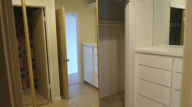 Large closet - 3242 Ashford St