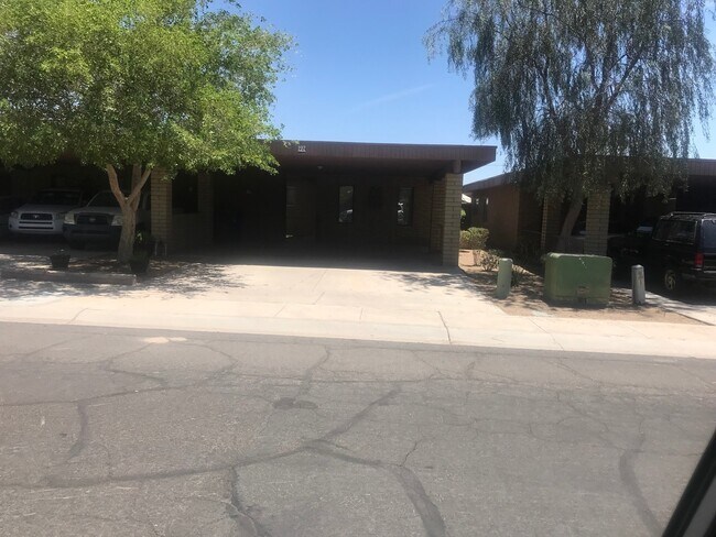 Building Photo - Centrally located 3 bedroom condo