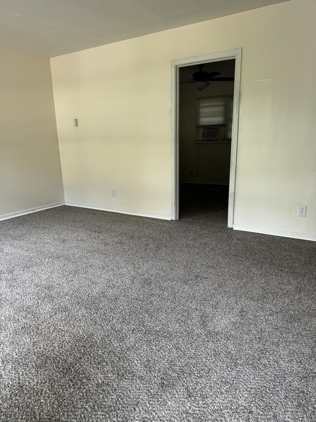 Building Photo - 623 E Brookwood Dr