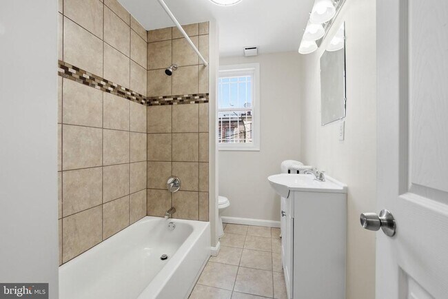 Building Photo - 711 Harvard St NW