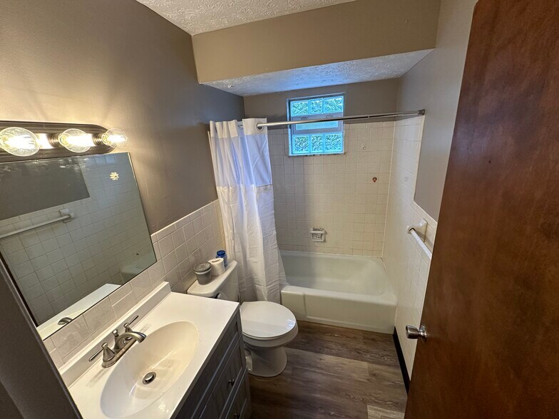 NOTE: Photos are of unit 2 - 4115 Roosevelt Blvd