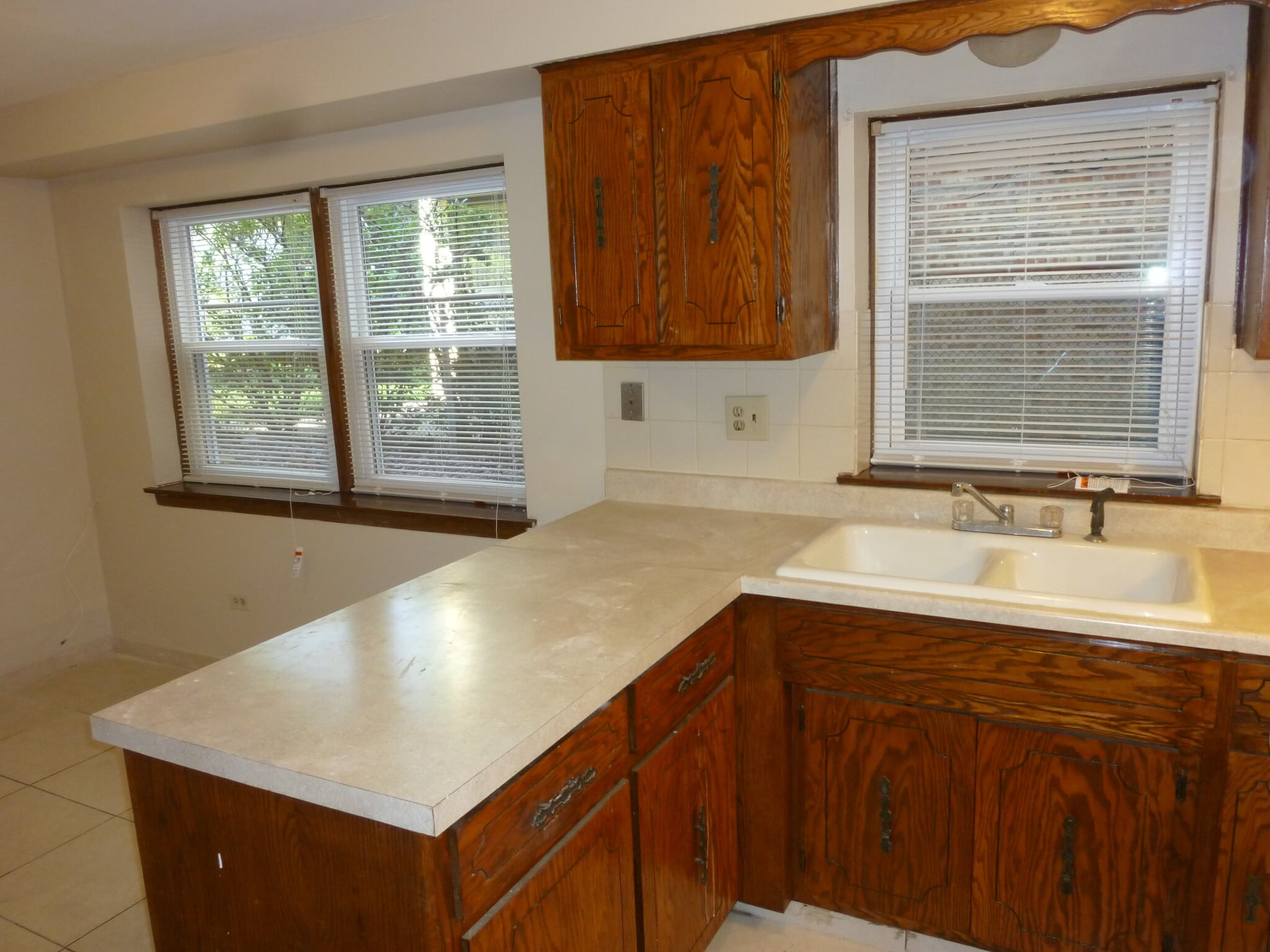 separator of Kitchen and Dinette area - 5004 W Montrose Ave