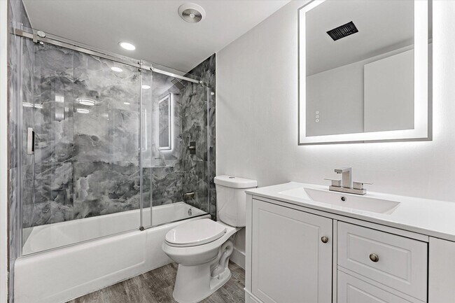 Building Photo - 200 Jacaranda Country Club Dr