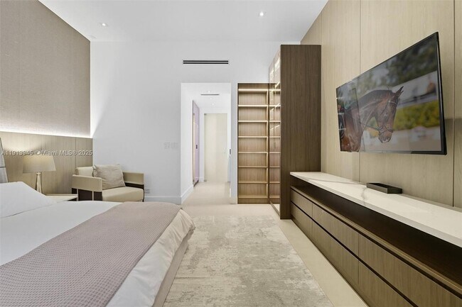 Building Photo - 2301 Collins Ave