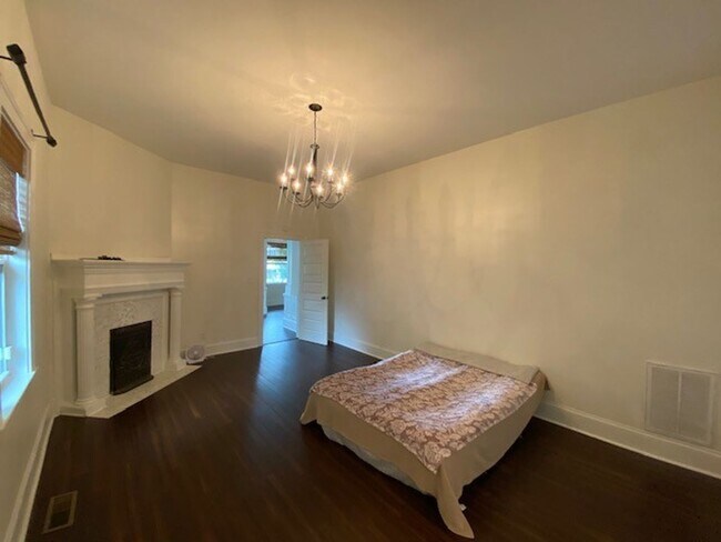 Building Photo - Georgous 5 bedroom 2.5 bath home in Downto...