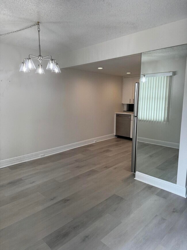 Building Photo - 2039 Rexford A