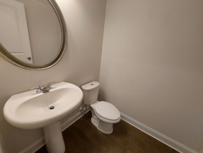 Building Photo - Large 3 Bedroom Luxury Townhome on Silver ...