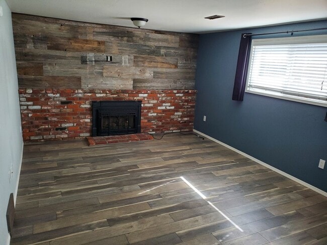 Building Photo - Versatile 4BR/2BA Split-Level South Hill H...