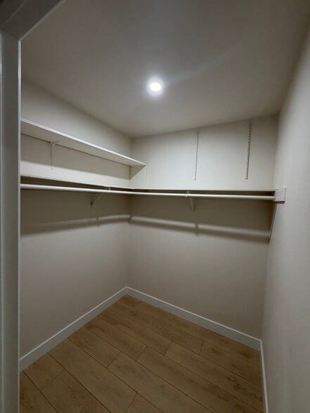 Building Photo - 1061 Park Ave