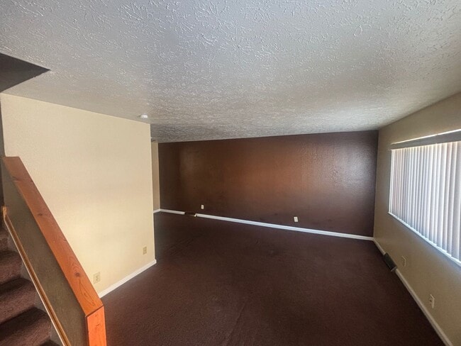 Building Photo - Charming 2-Bedroom Property in Prime Location