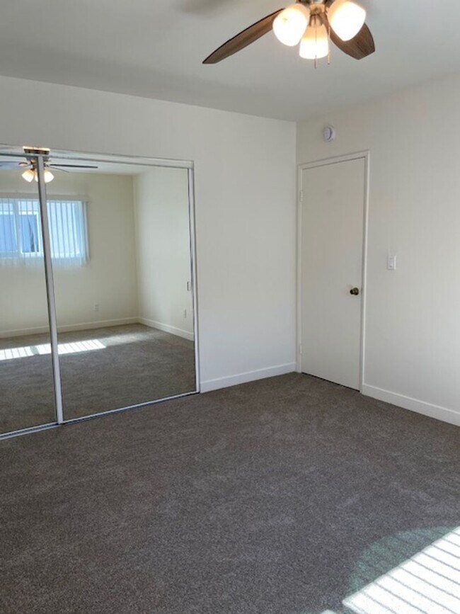 Building Photo - Spacious 2 Bedroom Unit in Huntington Beach