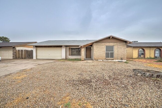 Building Photo - -$500 OFF FIRST MONTH RENT-READY TO VIEW NOW! 4 Bedroom 2 Bath Home in Phoenix!