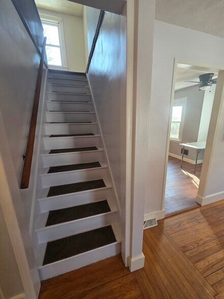 Building Photo - 19 Lakeview Ave