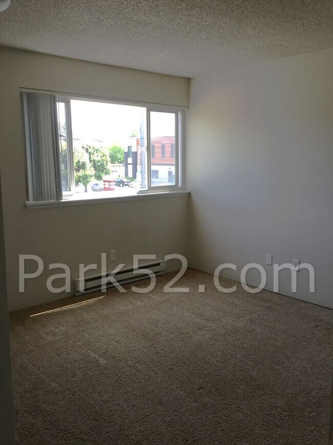 Building Photo - 1/2 Off 1st Full Month's Rent! 2 Bedroom 1 Bathroom 2nd Floor Apartment in Tacoma