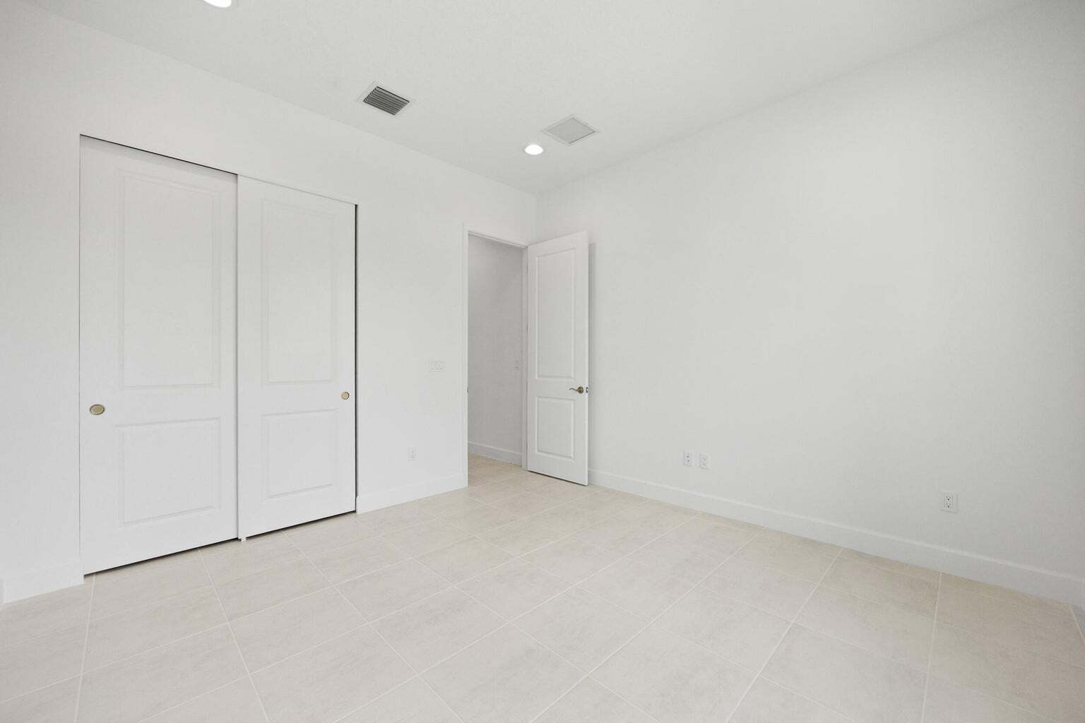 Building Photo - 15144 Wildwood Cir