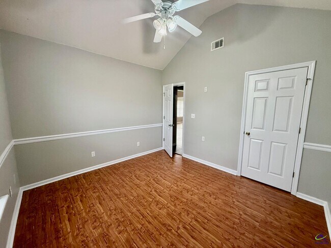 Building Photo - 113 Larkspur Ln