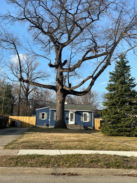 Primary Photo - 150 W Harry Ave