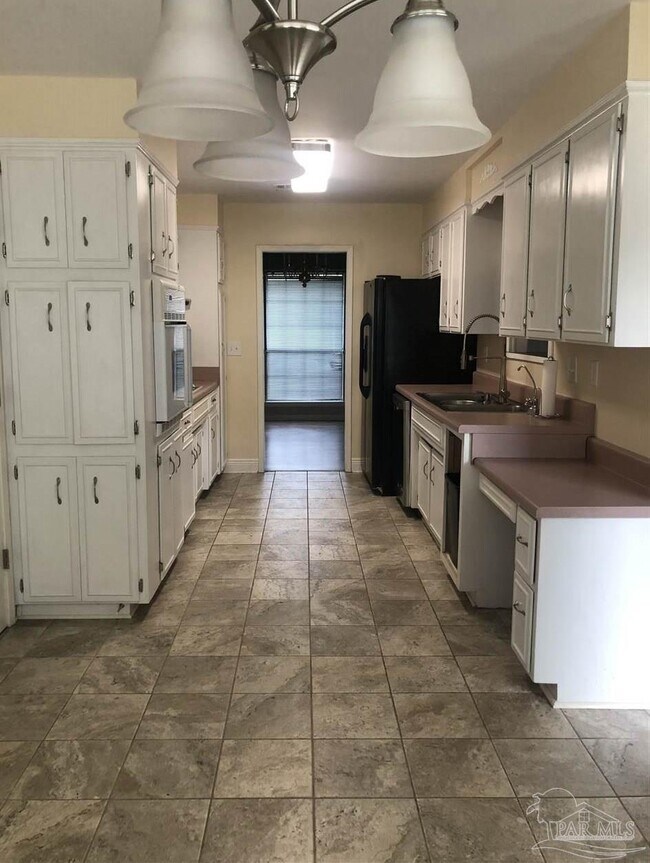 Building Photo - 3885 Hidden Oaks Dr