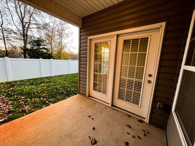 Building Photo - Cozy 3 bedroom, 2 1/2 bathroom townhome in...