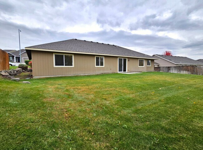 Building Photo - *360 TOUR AVAILABLE* Spacious Ranch-Style ...