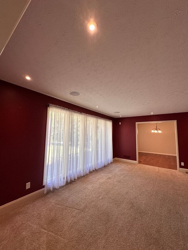 Building Photo - Move in Incentive!