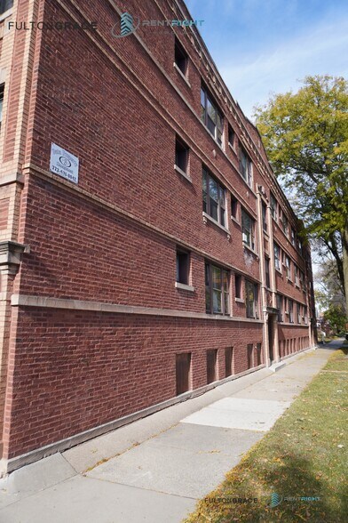 Building Photo - 4832 W Montrose Ave