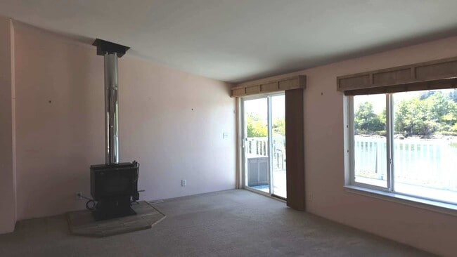 Building Photo - 3 bedroom, 1 3/4 bath home in Hoquiam on t...