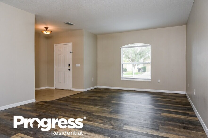 Building Photo - 6881 Glenbrook Dr