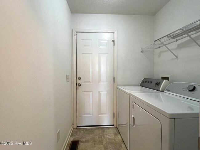 Building Photo - 205 Woodgreen Ln