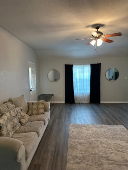 Building Photo - 3610 Del Mar Ct