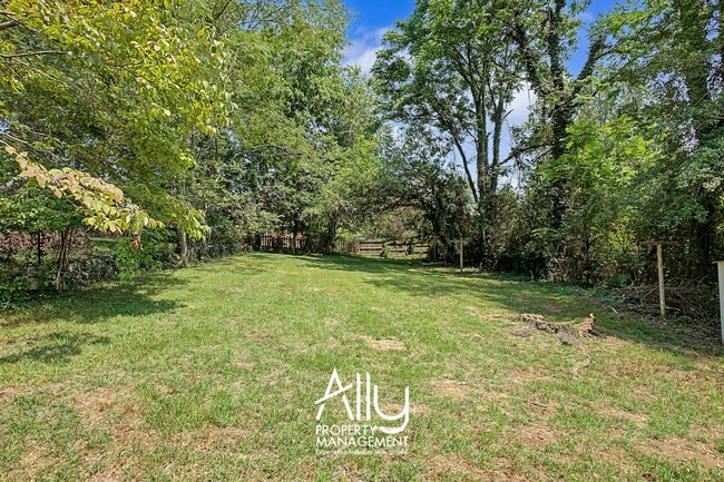 Building Photo - 2550 Woodland Dr