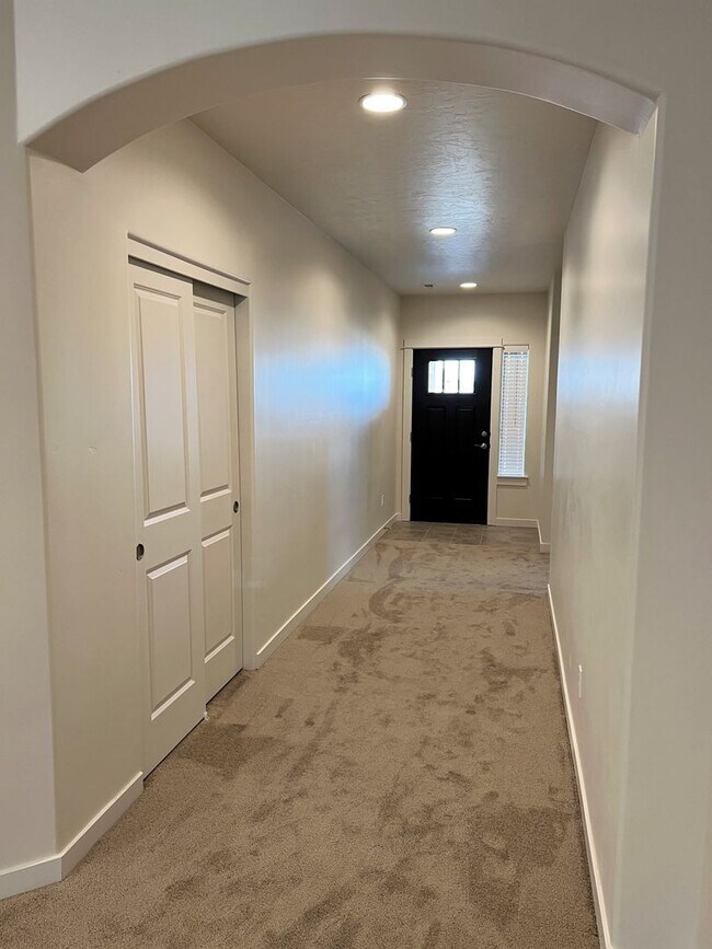 Building Photo - Beautiful, 3 bed 2 bath home close to lake...