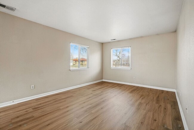 Building Photo - Updated Home in Sunnyside!