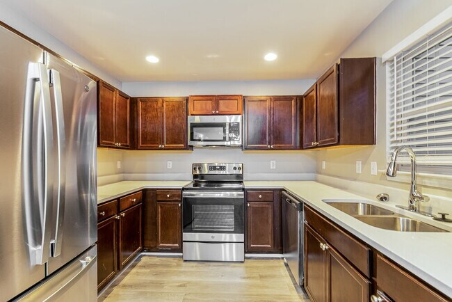 Building Photo - 821 Skinner Dr