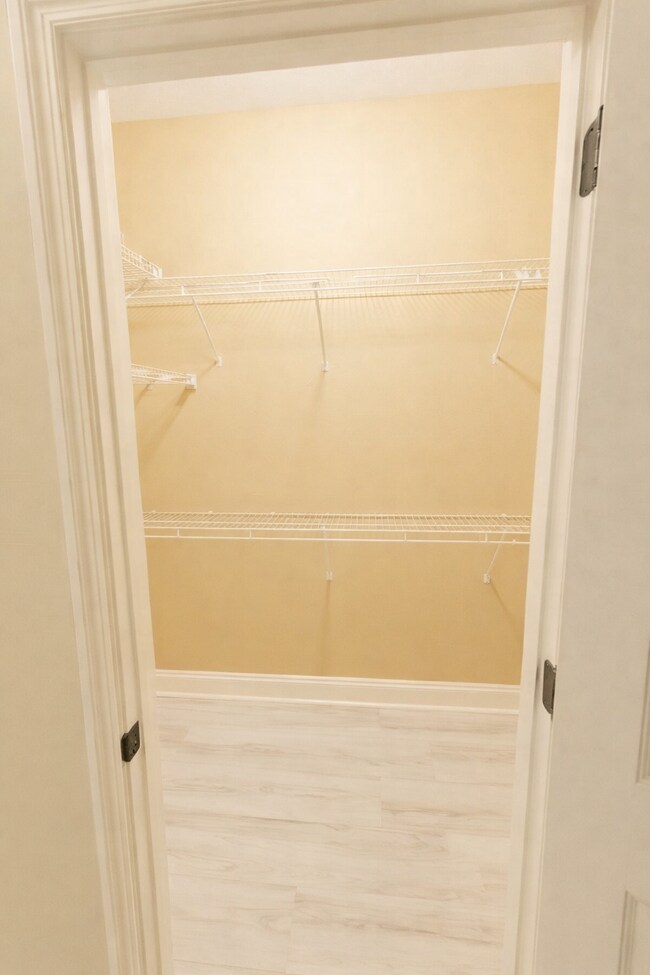 Building Photo - 736 River N Blvd