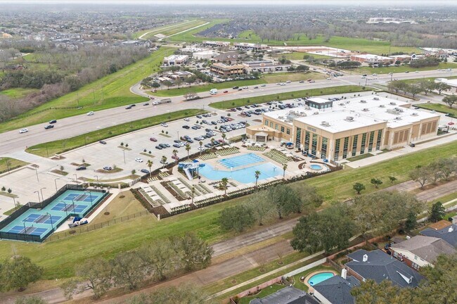 Building Photo - 630 Hawthorn Pl