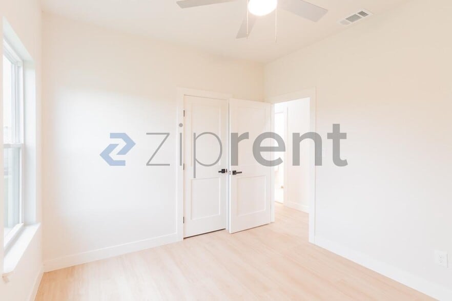 Building Photo - Unit A